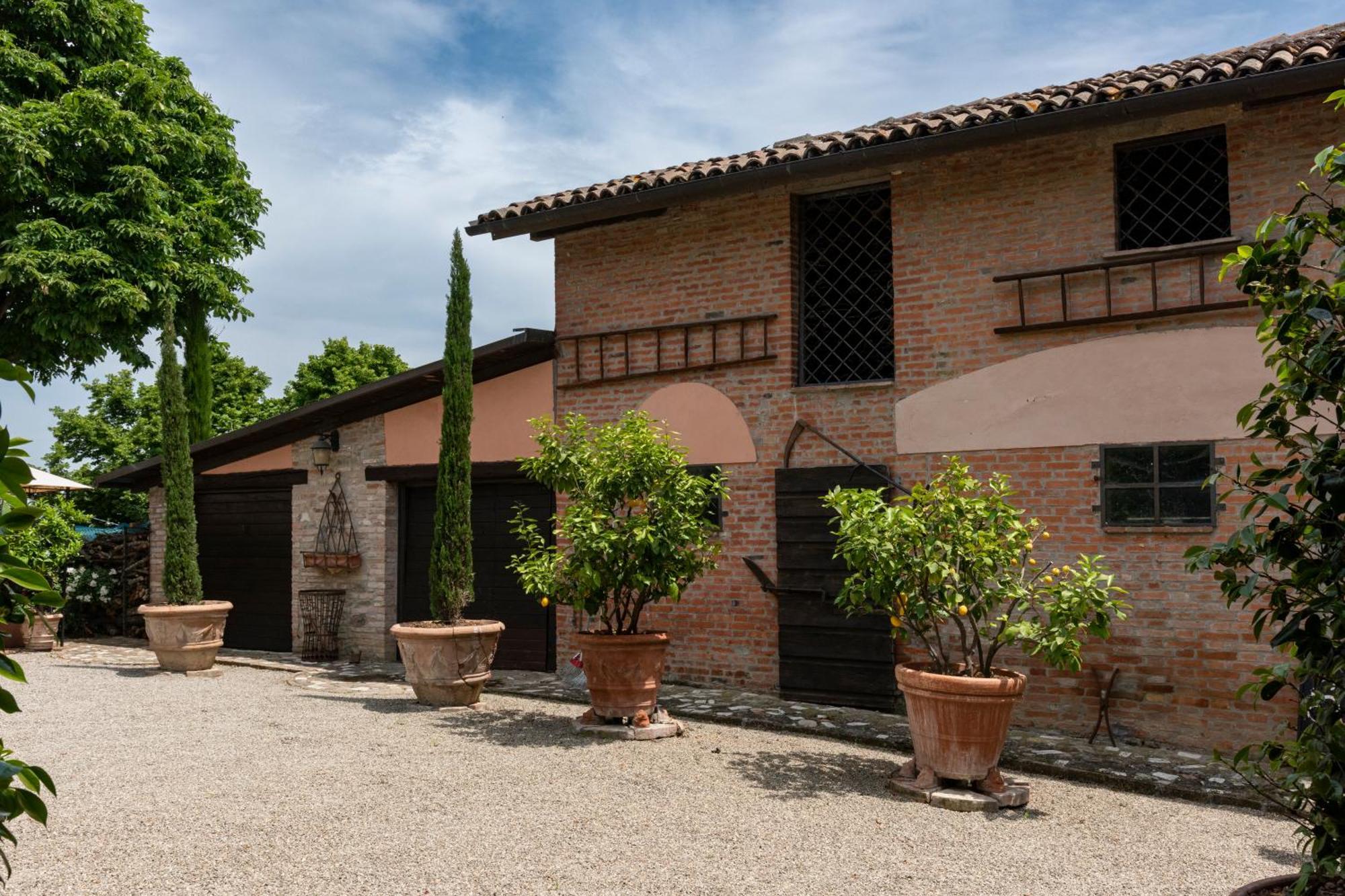 Гостьовий будинок Cascina La Buca Castello di Serravalle Екстер'єр фото